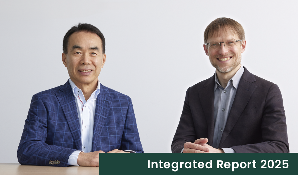 写真左から グループCEO髙島悟、大学院大学至善館専任教授 特定非営利活動法人ネリス代表理事 ピーター・D・ピーダーセン氏