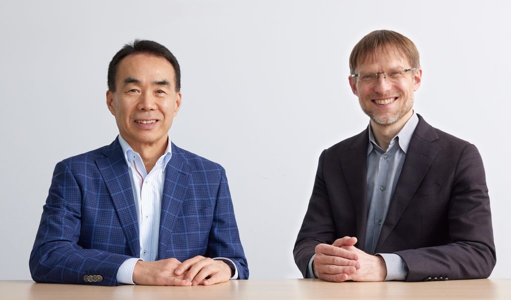 Satoru Takashima, Group CEO (left)
Mr. Peter D. Pedersen, Professor at Shizenkan University Graduate School, Representative Director of Nelis Non-profit Organization (right)